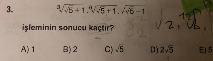 Matematik sorusunda, üç karekök belirtimi verilmiş ve doğru cevabı belirlemek için beş farklı seçenek sunulmuş. (Captioned by AI)